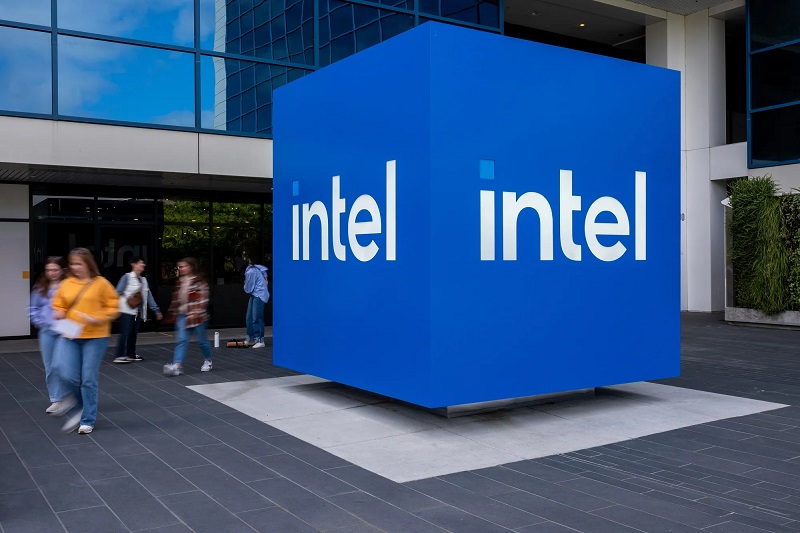 Ông Trump muốn dùng quỹ Chips Act của Mỹ để mua cổ phần tại Intel- Ảnh 1.