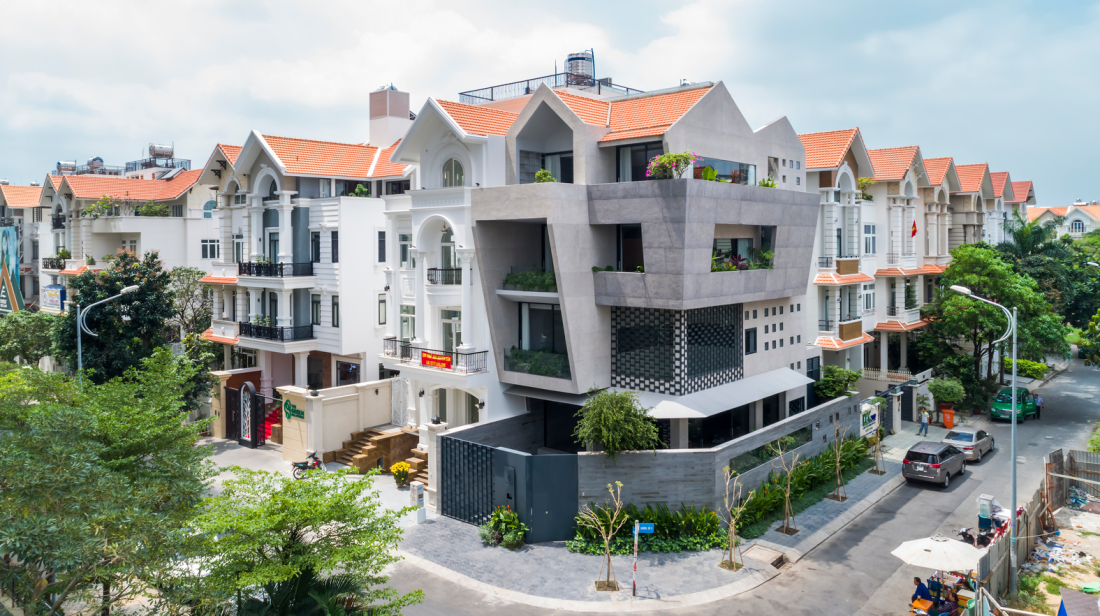 Nhà bê tông nghiêng mái đỏ thiết kế linh hoạt truc tiep bong da keo nha cai ở và kinh doanh tại TP.HCM- Ảnh 1.