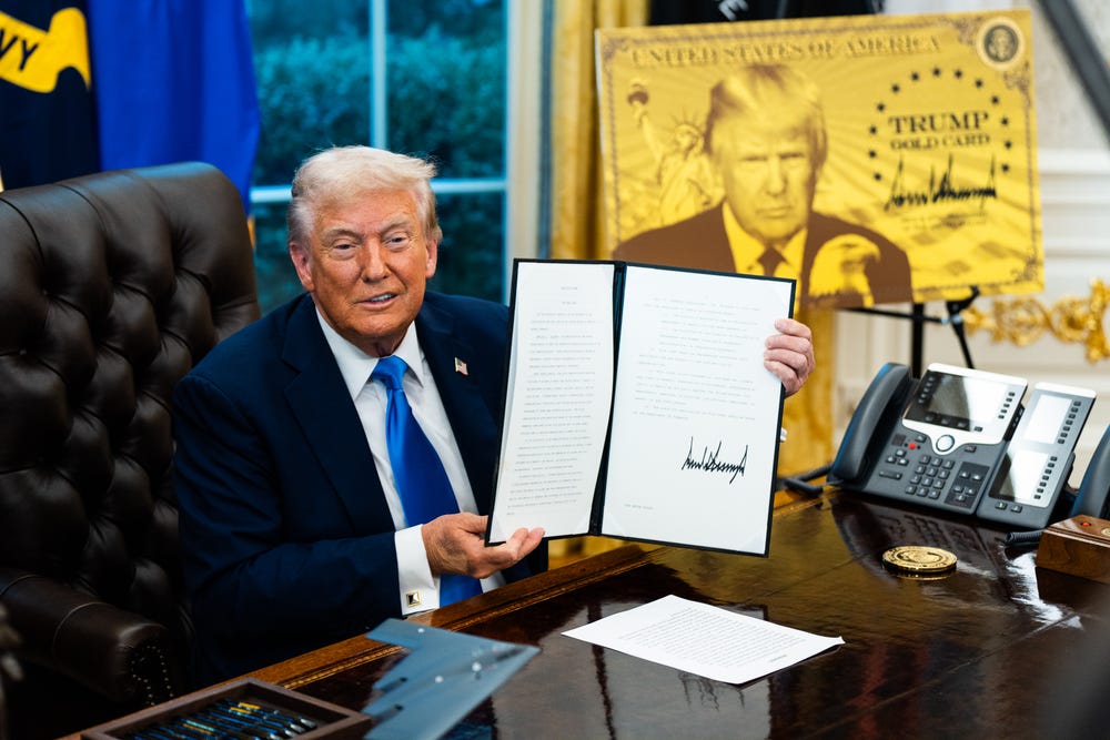 Phí 100.000 USD cho visa H-1B của ông Trump gây chấn động giới công nghệ Mỹ như thế nào?- Ảnh 1.