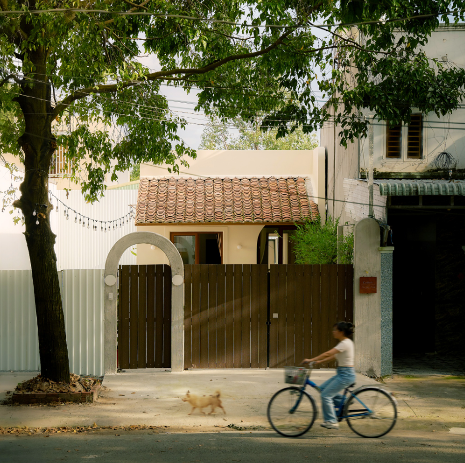 Nhà cấp 4 Bình Dương tối giản sân vườn chiếm nửa đất sau nhiều thay đổi thiết kế- Ảnh 1. Nhà cấp 4 Bình Dương tối giản sân vườn chiếm nửa đất sau nhiều thay đổi thiết kế- Ảnh 1.