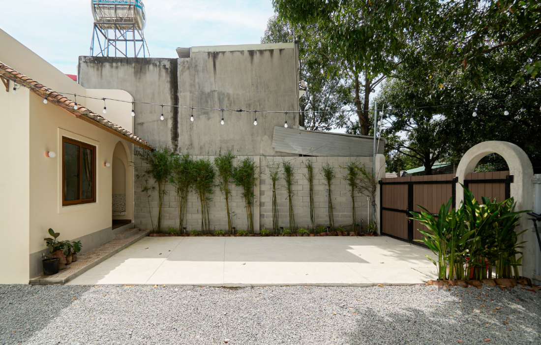 Nhà cấp 4 Bình Dương tối giản sân vườn chiếm nửa đất sau nhiều thay đổi thiết kế- Ảnh 3. Nhà cấp 4 Bình Dương tối giản sân vườn chiếm nửa đất sau nhiều thay đổi thiết kế- Ảnh 3.