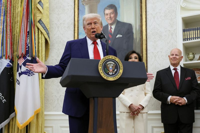 Thuế quan của ông Trump trước phán quyết của Tòa Tối cao Mỹ: Giới chuyên gia cũng không dám chắc điều gì sẽ xảy ra- Ảnh 1. Thuế quan của ông Trump trước phán quyết của Tòa Tối cao Mỹ: Giới chuyên gia cũng không dám chắc điều gì sẽ xảy ra- Ảnh 1.