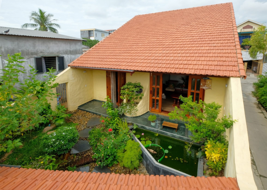 Nhà ống Huế chống lụt như pháo đài kiên cố từ vật liệu tái chế, tiết kiệm chi phí- Ảnh 1. Nhà ống Huế chống lụt như pháo đài kiên cố từ vật liệu tái chế, tiết kiệm chi phí- Ảnh 1.