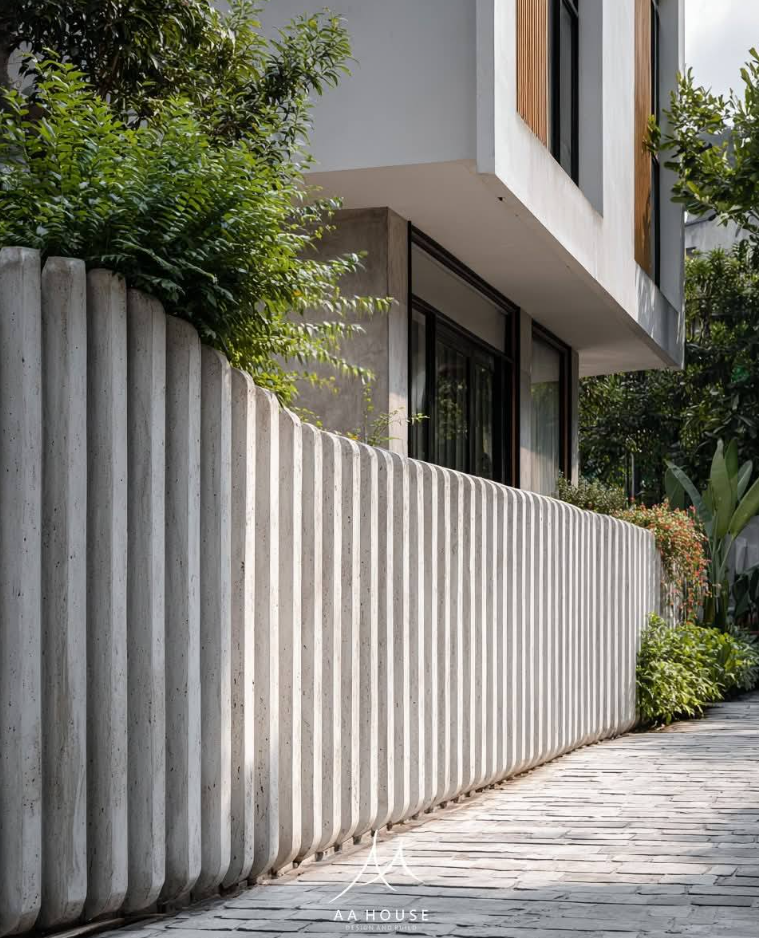 Nhà chữ L Tây Ninh: Mặt ngoài bê tông bên trong kiên cố, bên trong khoảng rỗng đôi ôm trọn thiên nhiên- Ảnh 3. Nhà chữ L Tây Ninh: Mặt ngoài bê tông bên trong kiên cố, bên trong khoảng rỗng đôi ôm trọn thiên nhiên- Ảnh 3.