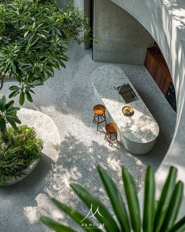 Nhà chữ L Tây Ninh: Mặt ngoài bê tông bên trong kiên cố, bên trong khoảng rỗng đôi ôm trọn thiên nhiên- Ảnh 5. Nhà chữ L Tây Ninh: Mặt ngoài bê tông bên trong kiên cố, bên trong khoảng rỗng đôi ôm trọn thiên nhiên- Ảnh 5.