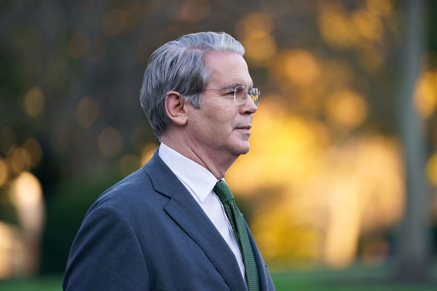 Ông Trump dọa sa thải Bộ trưởng Tài chính nếu Fed không hạ lãi suất- Ảnh 1.