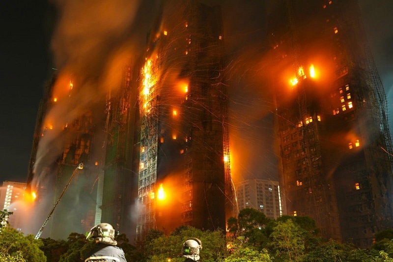 Nguyên nhân vụ cháy chung cư khiến 44 người chết ở Hong Kong: Vật liệu dễ cháy và giàn giáo tre bị nghi ngờ- Ảnh 1.