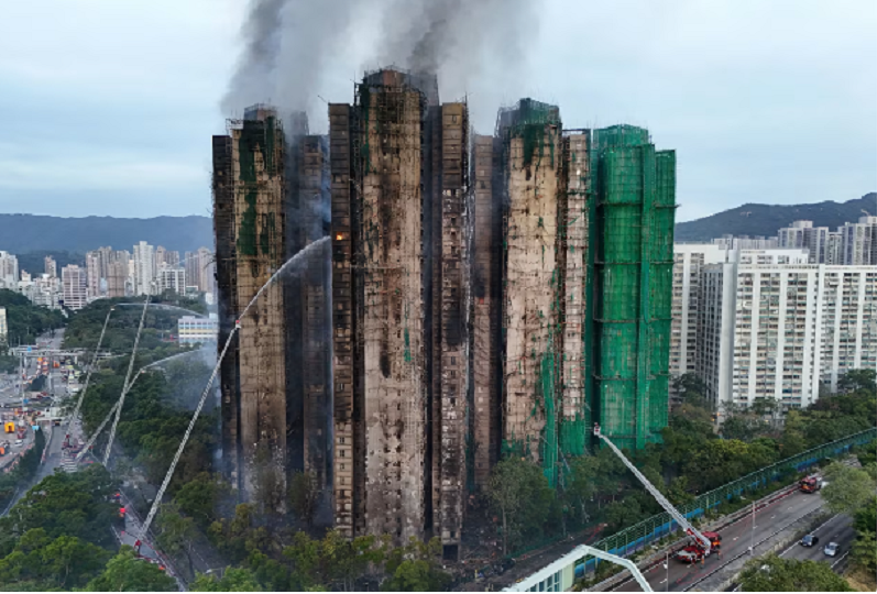 Nguyên nhân vụ cháy chung cư khiến 44 người chết ở Hong Kong: Vật liệu dễ cháy và giàn giáo tre bị nghi ngờ- Ảnh 6.