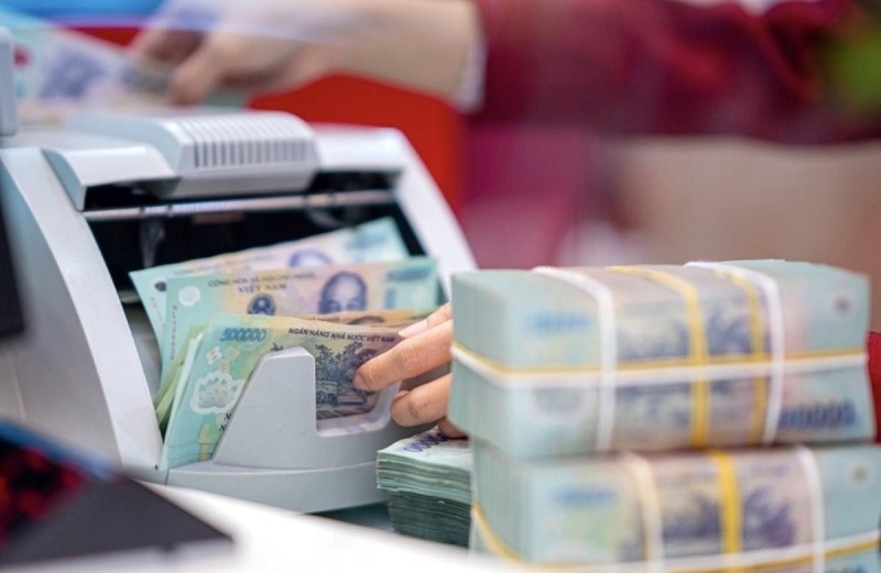 L&atilde;i suất ng&acirc;n h&agrave;ng đồng loạt tăng mạnh cuối năm: Kỳ hạn ngắn chạm trần, 6 th&aacute;ng vượt 6%/năm- Ảnh 1.