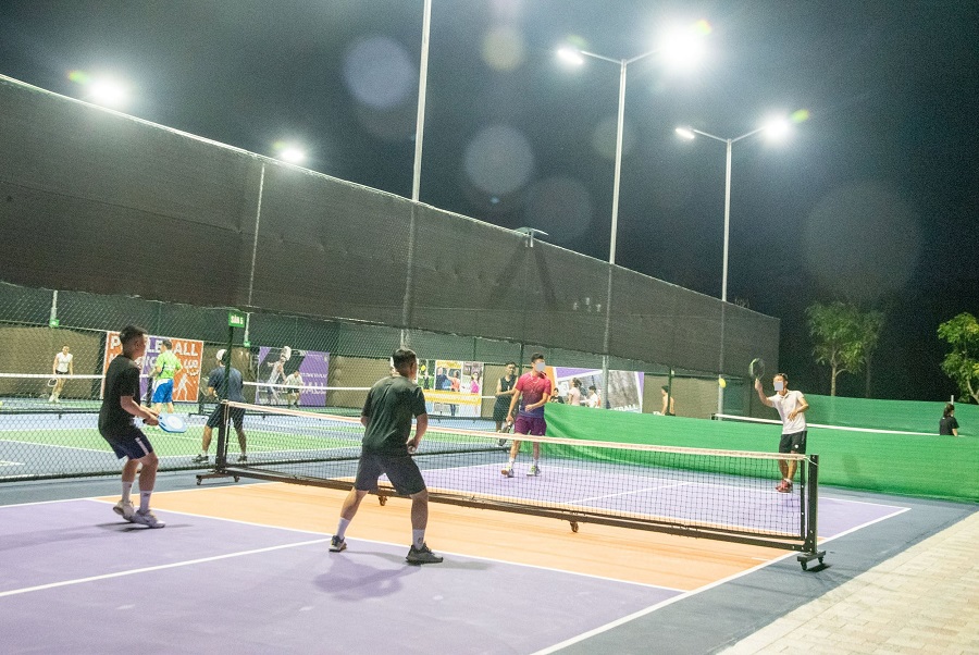 Ở gần s&acirc;n Pickleball ồn &agrave;o xuy&ecirc;n đ&ecirc;m: Chuyển nh&agrave; hay b&aacute;o ch&iacute;nh quyền?- Ảnh 1.