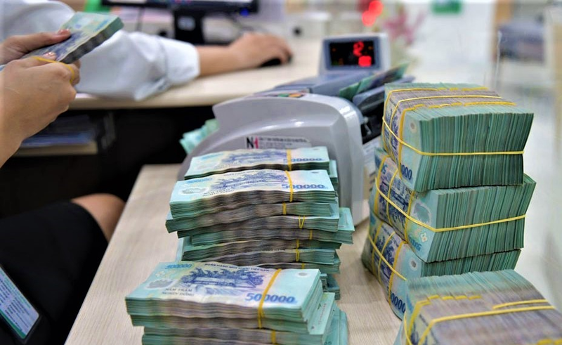 Nhiều ng&acirc;n h&agrave;ng đẩy l&atilde;i suất vượt 7%/năm, gửi tiền d&agrave;i hạn hưởng lợi- Ảnh 1.