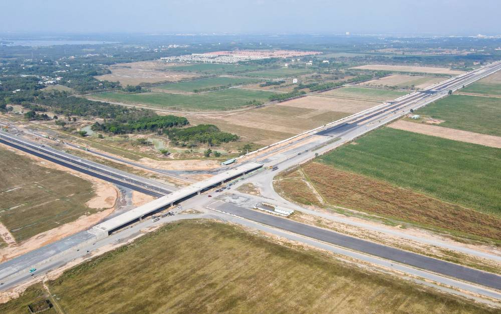 Đang thi c&ocirc;ng 2 tuyến đường chạy song song kết nối đến s&acirc;n bay Long Th&agrave;nh- Ảnh 2.