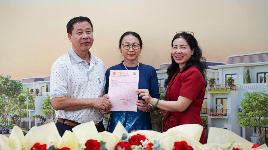 An Huy Group bàn giao sổ đỏ cho khách hàng tại khu đô thị An Huy Mỹ Việt- Ảnh 1. An Huy Group bàn giao sổ đỏ cho khách hàng tại khu đô thị An Huy Mỹ Việt- Ảnh 1.