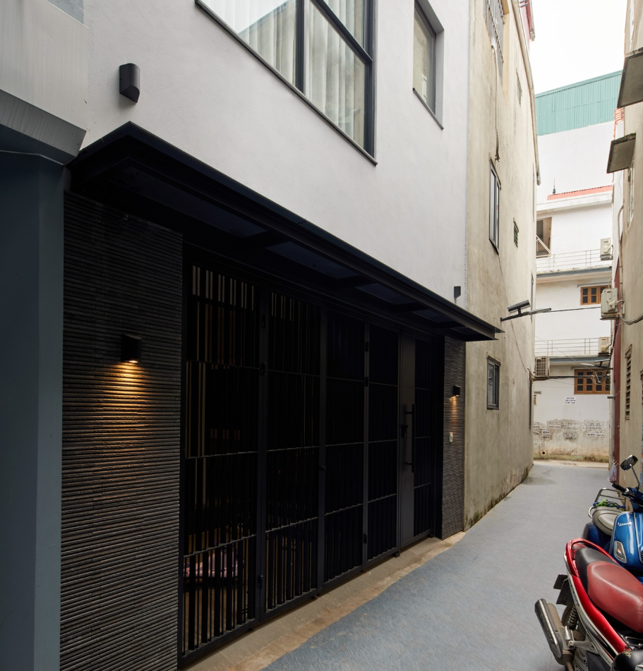 Nh&agrave; 2 mặt tiền hẻm nhỏ H&agrave; Nội h&oacute;a giải sự thiếu s&aacute;ng của nh&agrave; ống d&agrave;i- Ảnh 1.