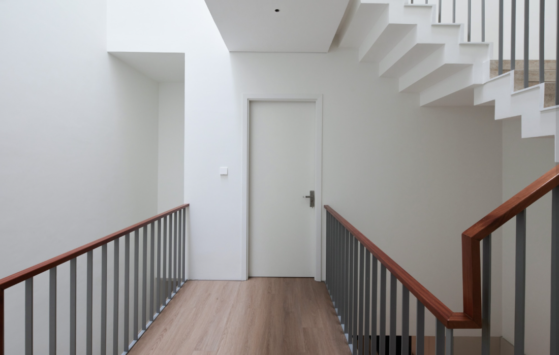 Nh&agrave; 2 mặt tiền hẻm nhỏ H&agrave; Nội h&oacute;a giải sự thiếu s&aacute;ng của nh&agrave; ống d&agrave;i- Ảnh 10.