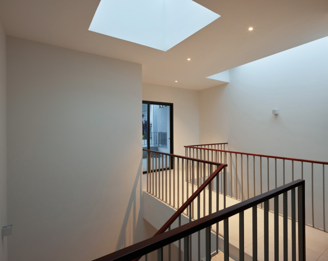 Nh&agrave; 2 mặt tiền hẻm nhỏ H&agrave; Nội h&oacute;a giải sự thiếu s&aacute;ng của nh&agrave; ống d&agrave;i- Ảnh 11.