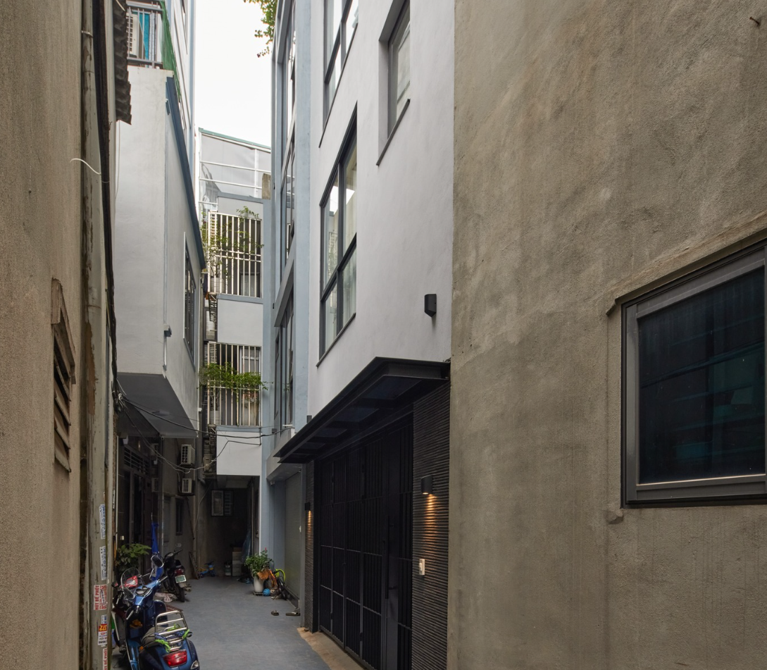 Nh&agrave; 2 mặt tiền hẻm nhỏ H&agrave; Nội h&oacute;a giải sự thiếu s&aacute;ng của nh&agrave; ống d&agrave;i- Ảnh 2.