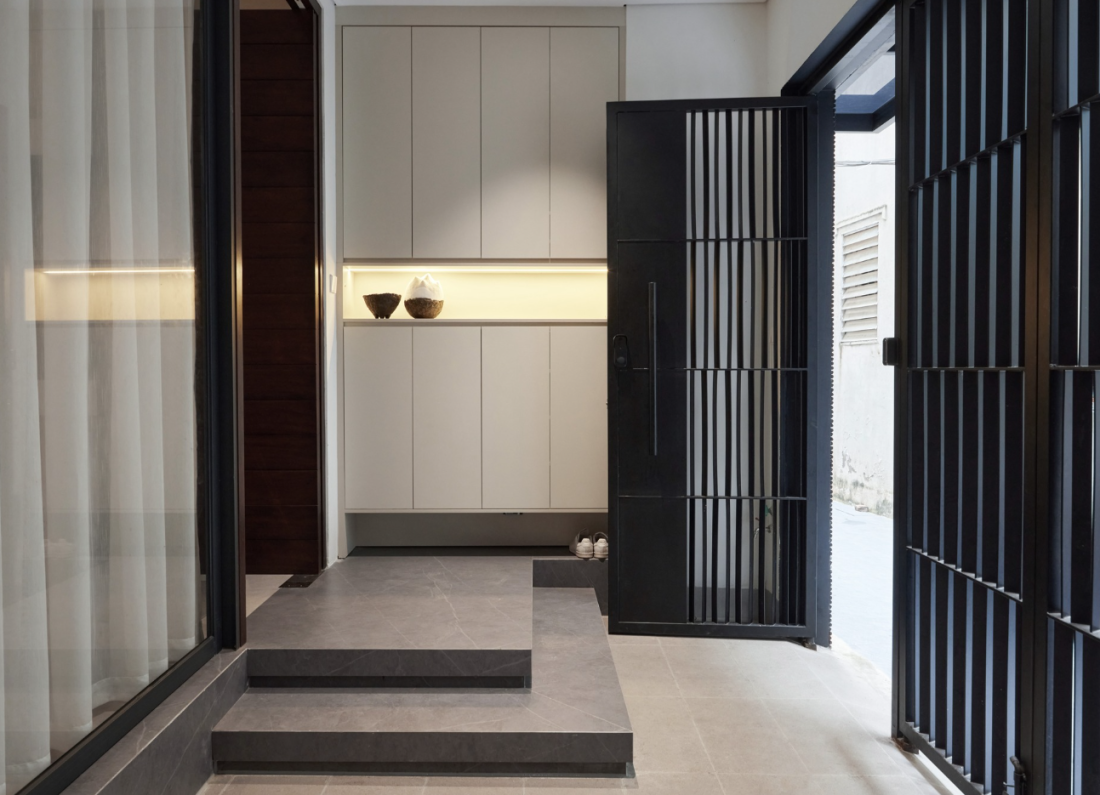 Nh&agrave; 2 mặt tiền hẻm nhỏ H&agrave; Nội h&oacute;a giải sự thiếu s&aacute;ng của nh&agrave; ống d&agrave;i- Ảnh 3.