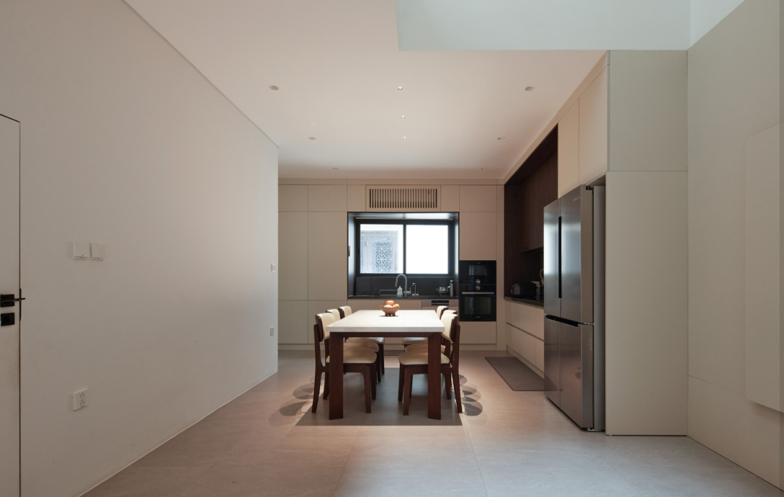 Nh&agrave; 2 mặt tiền hẻm nhỏ H&agrave; Nội h&oacute;a giải sự thiếu s&aacute;ng của nh&agrave; ống d&agrave;i- Ảnh 7.