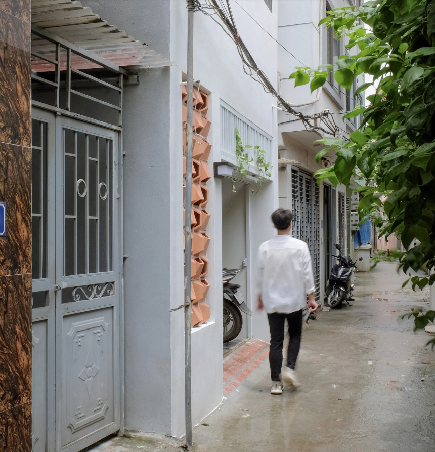 Sức mạnh của giếng trời và kiến trúc lệch tầng trong ngôi nhà 63m2 cho gia đình 3 thế hệ tại Hà Nội- Ảnh 1. Sức mạnh của giếng trời và kiến trúc lệch tầng trong ngôi nhà 63m2 cho gia đình 3 thế hệ tại Hà Nội- Ảnh 1.