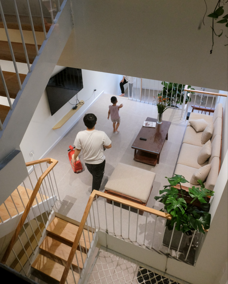 Sức mạnh của giếng trời và kiến trúc lệch tầng trong ngôi nhà 63m2 cho gia đình 3 thế hệ tại Hà Nội- Ảnh 6. Sức mạnh của giếng trời và kiến trúc lệch tầng trong ngôi nhà 63m2 cho gia đình 3 thế hệ tại Hà Nội- Ảnh 6.