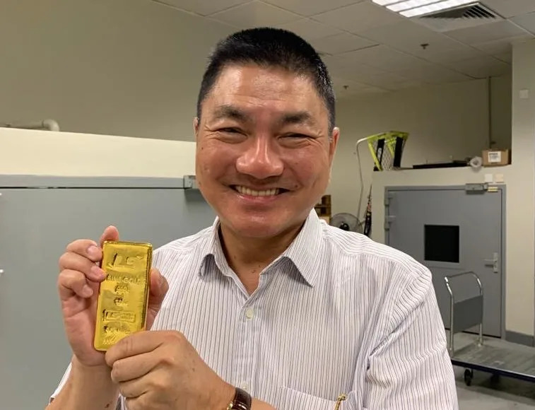 Tỷ phú Hong Kong dành 25% tài sản để mua vàng: “Khi nắm giữ vàng vật chất, bạn không phải phụ thuộc vào bất kỳ ai”- Ảnh 1. Tỷ phú Hong Kong dành 25% tài sản để mua vàng: “Khi nắm giữ vàng vật chất, bạn không phải phụ thuộc vào bất kỳ ai”- Ảnh 1.