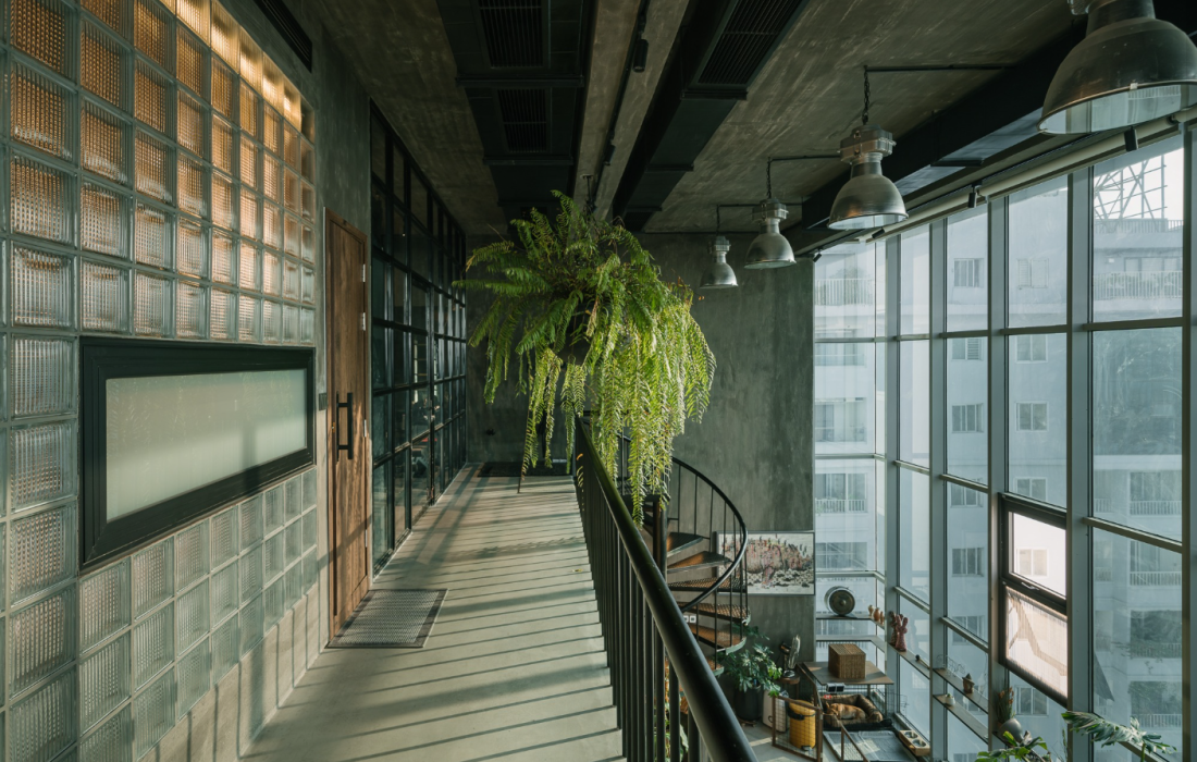 Cải tạo căn hộ th&ocirc;ng tầng H&agrave; Nội: Giải ph&aacute;p Industrial thuần h&oacute;a sức n&oacute;ng hướng T&acirc;y- Ảnh 4.