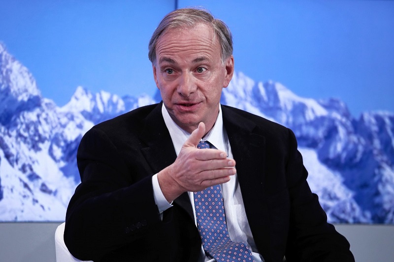 Tỷ ph&uacute; Ray Dalio: &ldquo;V&agrave;ng vẫn l&agrave; đồng tiền an to&agrave;n nhất&rdquo;, cảnh b&aacute;o thế giới tiến gần một &ldquo;cuộc chiến vốn&rdquo;- Ảnh 1.