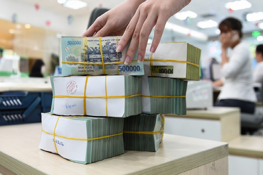 Từ s&aacute;t 10% xuống 4% chỉ sau v&agrave;i ng&agrave;y: L&atilde;i suất li&ecirc;n ng&acirc;n h&agrave;ng giảm nhanh- Ảnh 2.