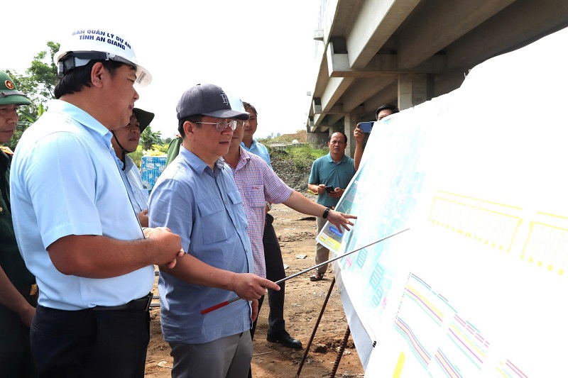 An Giang th&uacute;c tiến độ cao tốc 44.691 tỷ, y&ecirc;u cầu kh&ocirc;ng để gi&aacute; vật liệu l&agrave;m chậm tiến độ- Ảnh 2.