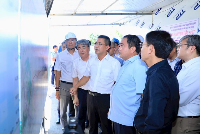Bí thư Thành ủy Hà Nội yêu cầu hoàn thành trục Tây Thăng Long trong năm 2027- Ảnh 1. Bí thư Thành ủy Hà Nội yêu cầu hoàn thành trục Tây Thăng Long trong năm 2027- Ảnh 1.
