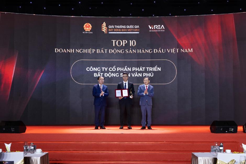Văn Ph&uacute; được vinh danh Top 10 Doanh nghiệp bất động sản h&agrave;ng đầu Việt Nam- Ảnh 1.