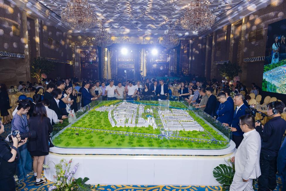 H&agrave;ng trăm kh&aacute;ch h&agrave;ng đăng k&yacute; tham gia sự kiện giới thiệu m&ocirc; h&igrave;nh kiến tr&uacute;c The Royal tại H&agrave; Nội- Ảnh 1.