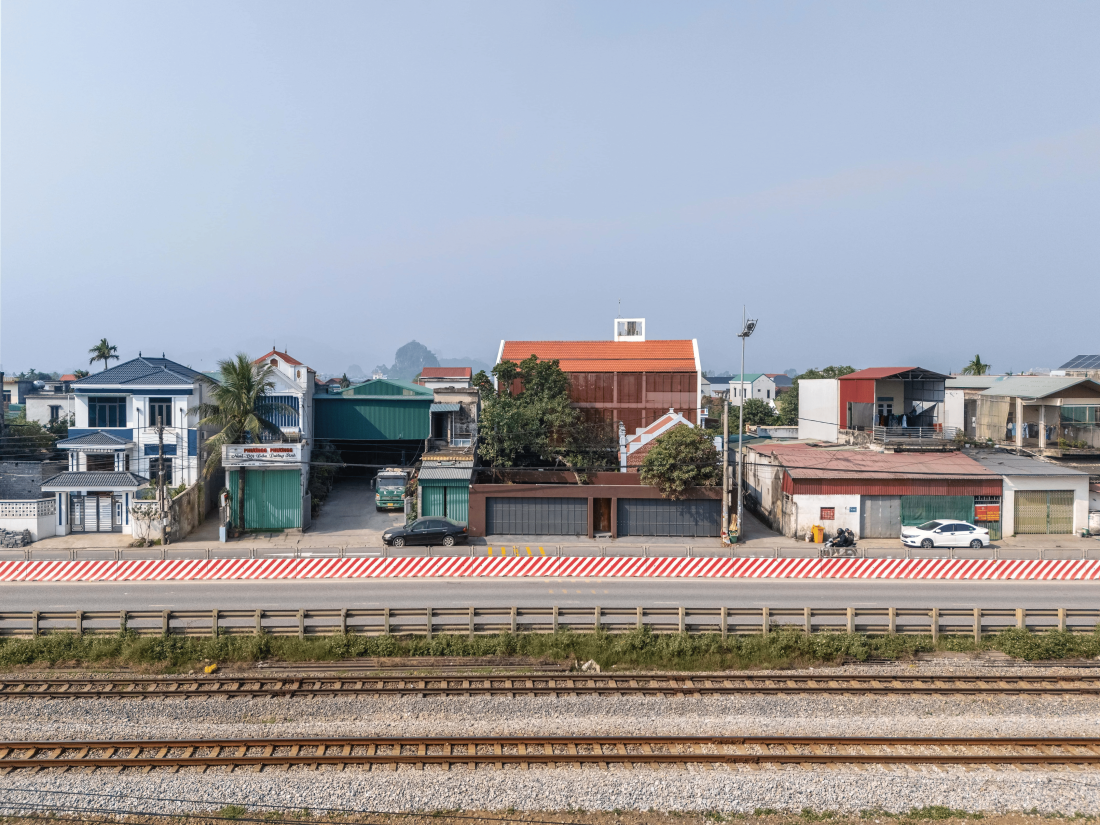 Nh&agrave; phố Ninh B&igrave;nh: Cấu tr&uacute;c 3 lớp lọc bụi v&agrave; tiếng ồn xa lộ cho khu&ocirc;n vi&ecirc;n di sản- Ảnh 2.