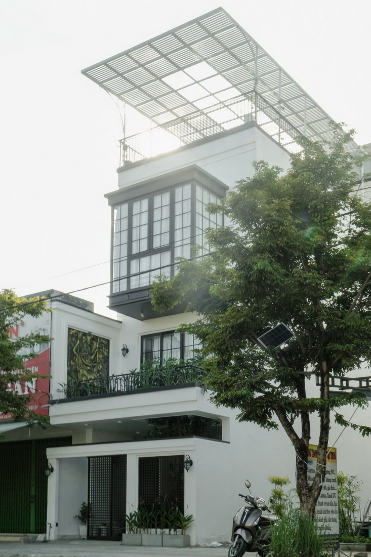 Gạch k&iacute;nh cản nắng hướng T&acirc;y cho nh&agrave; ống Đ&agrave; Nẵng đậm chất Indochine- Ảnh 1.
