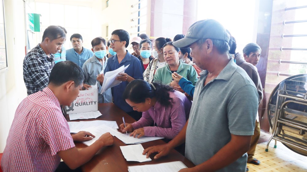Người dân Bến Lức nhận thông báo thu hồi đất, bắt đầu kê khai tài sản để tính bồi thường- Ảnh 2.
