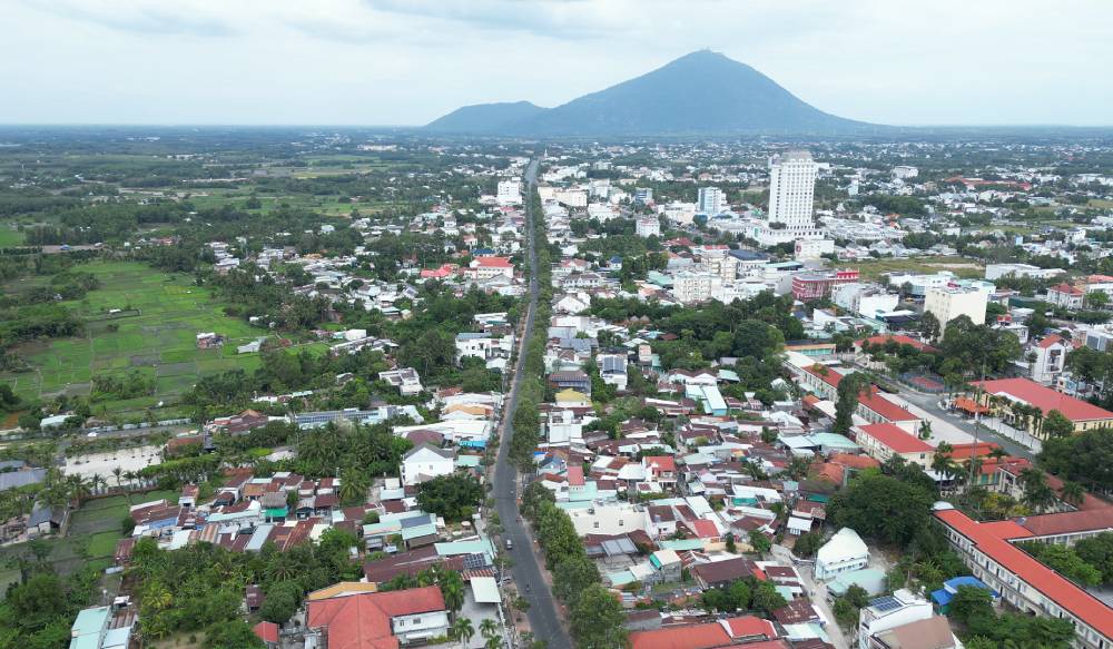 Bất động sản 24h: Ninh Bình lên kế hoạch khai thác 11.600 ha đất; Tiến độ mới cao tốc 43.700 tỷ Quy Nhơn - Pleiku- Ảnh 1.