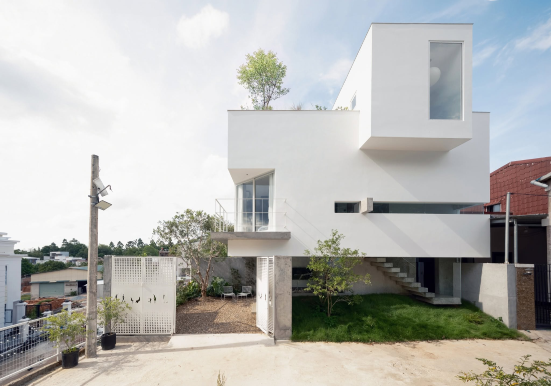 Nhà hướng Tây 102m² tại Huế: Lõi cầu thang mặt tiền và vật liệu bản địa làm mát tự nhiên- Ảnh 1.