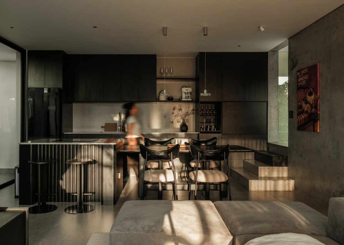 Nhà hướng Tây 102m² tại Huế: Lõi cầu thang mặt tiền và vật liệu bản địa làm mát tự nhiên- Ảnh 12.