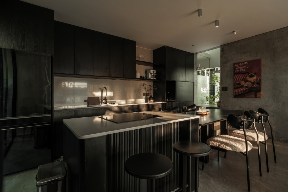 Nhà hướng Tây 102m² tại Huế: Lõi cầu thang mặt tiền và vật liệu bản địa làm mát tự nhiên- Ảnh 13.