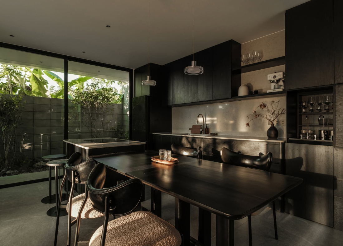 Nhà hướng Tây 102m² tại Huế: Lõi cầu thang mặt tiền và vật liệu bản địa làm mát tự nhiên- Ảnh 14.