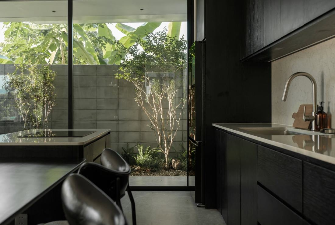 Nhà hướng Tây 102m² tại Huế: Lõi cầu thang mặt tiền và vật liệu bản địa làm mát tự nhiên- Ảnh 15.