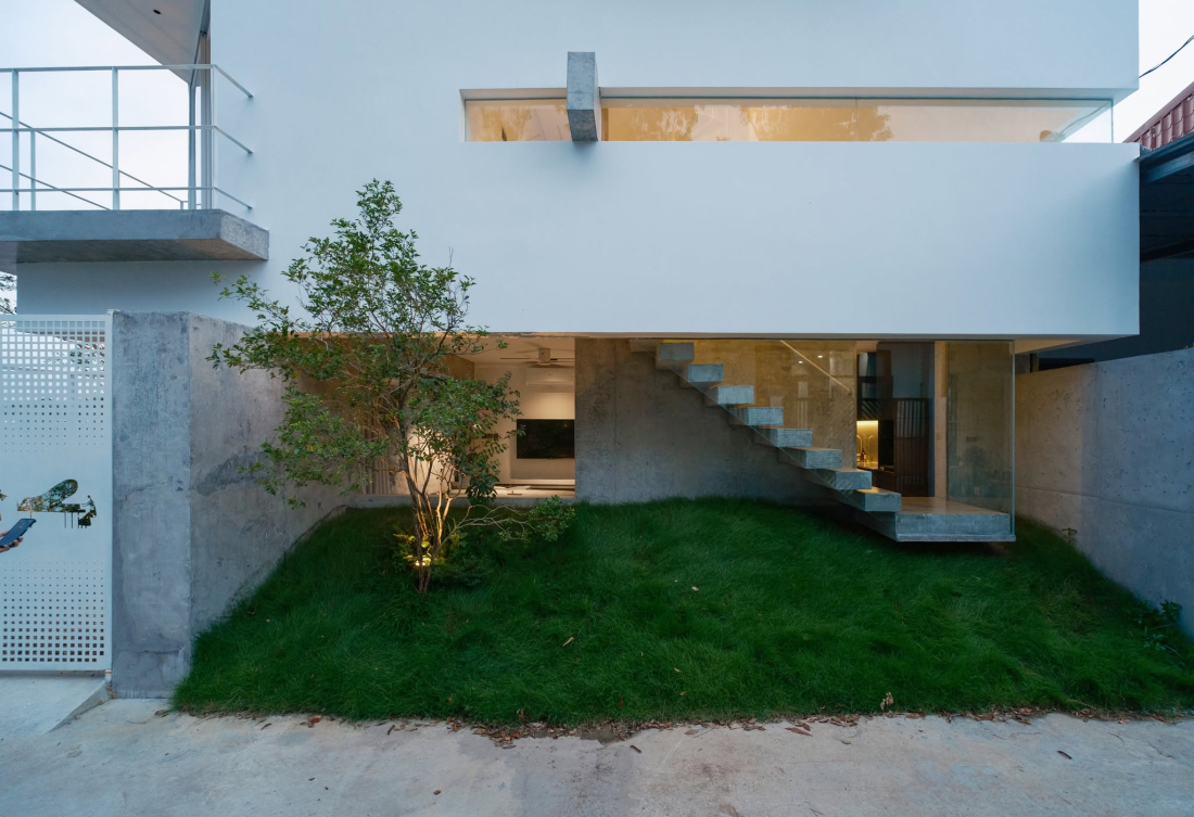 Nhà hướng Tây 102m² tại Huế: Lõi cầu thang mặt tiền và vật liệu bản địa làm mát tự nhiên- Ảnh 3.