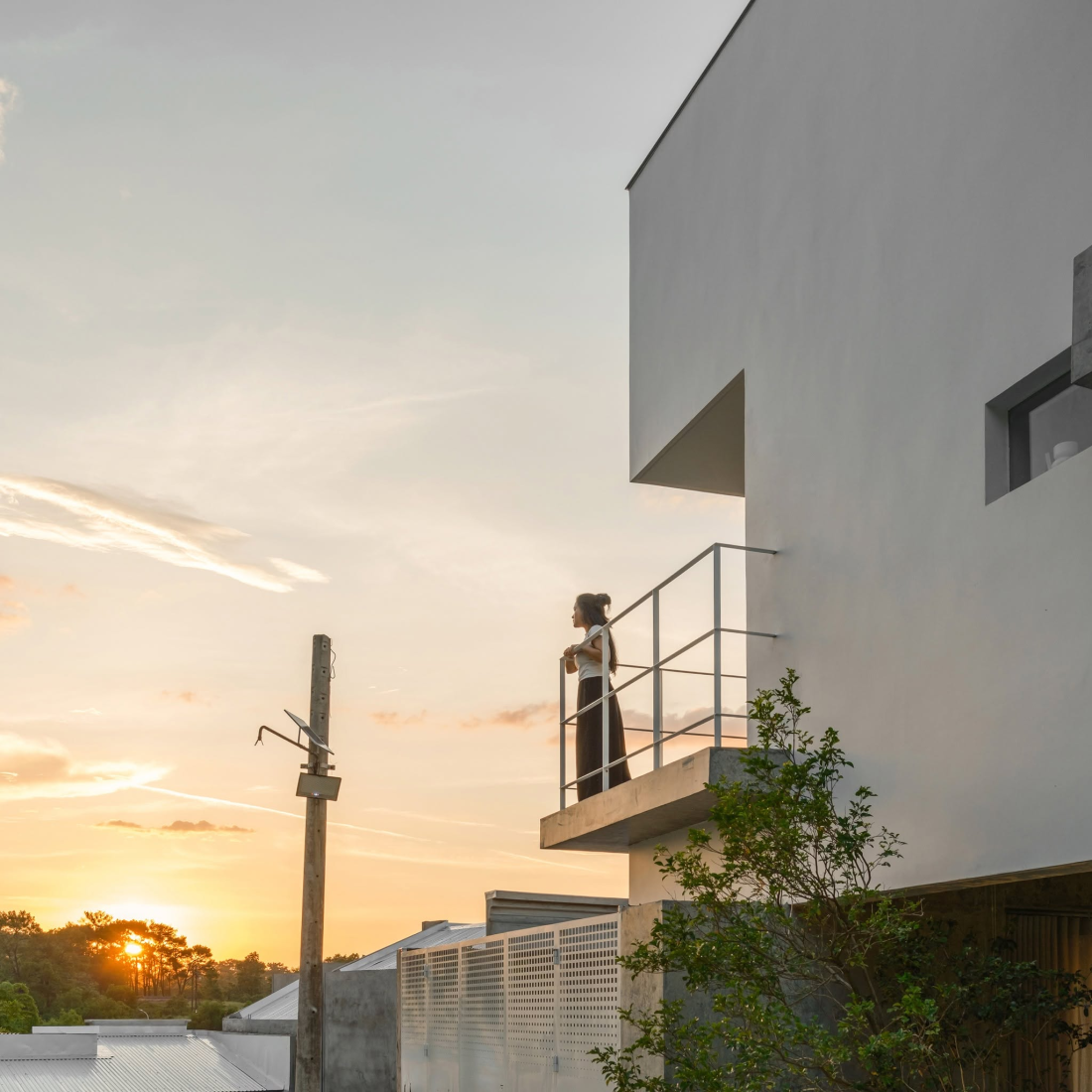 Nhà hướng Tây 102m² tại Huế: Lõi cầu thang mặt tiền và vật liệu bản địa làm mát tự nhiên- Ảnh 5.