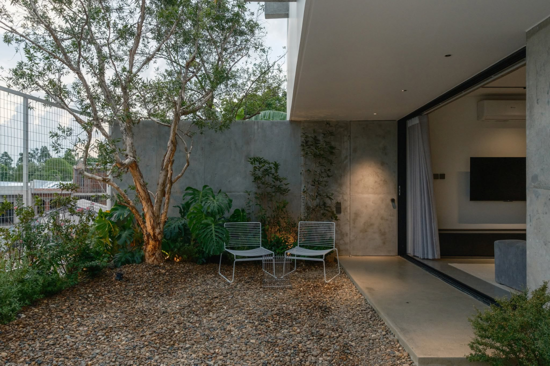 Nhà hướng Tây 102m² tại Huế: Lõi cầu thang mặt tiền và vật liệu bản địa làm mát tự nhiên- Ảnh 6.