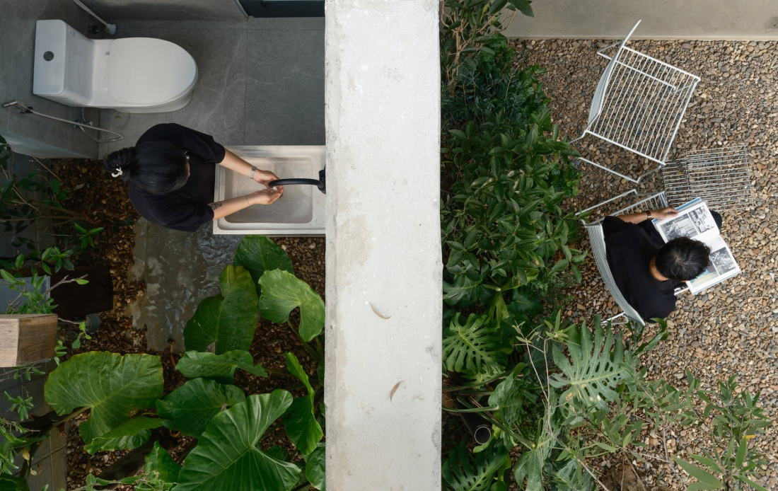 Nhà hướng Tây 102m² tại Huế: Lõi cầu thang mặt tiền và vật liệu bản địa làm mát tự nhiên- Ảnh 8.