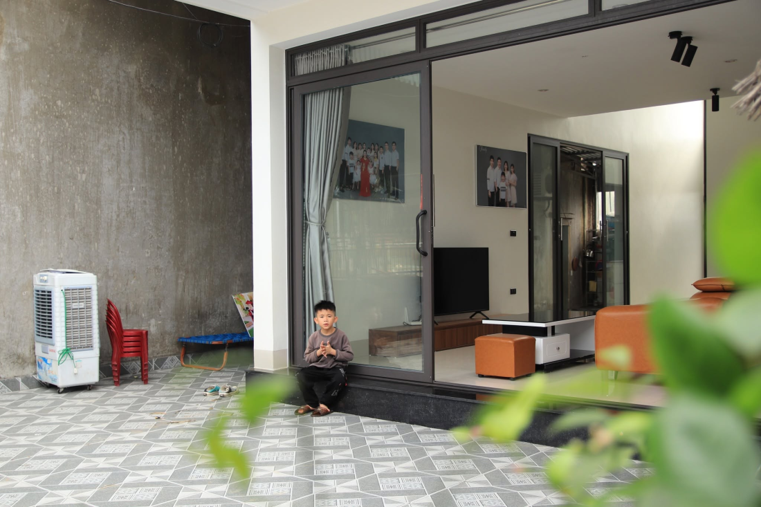 Nhà nông thôn Nghệ An: Dải hiên Đông Nam gắn kết ba thế hệ trên mảnh đất cũ- Ảnh 2.
