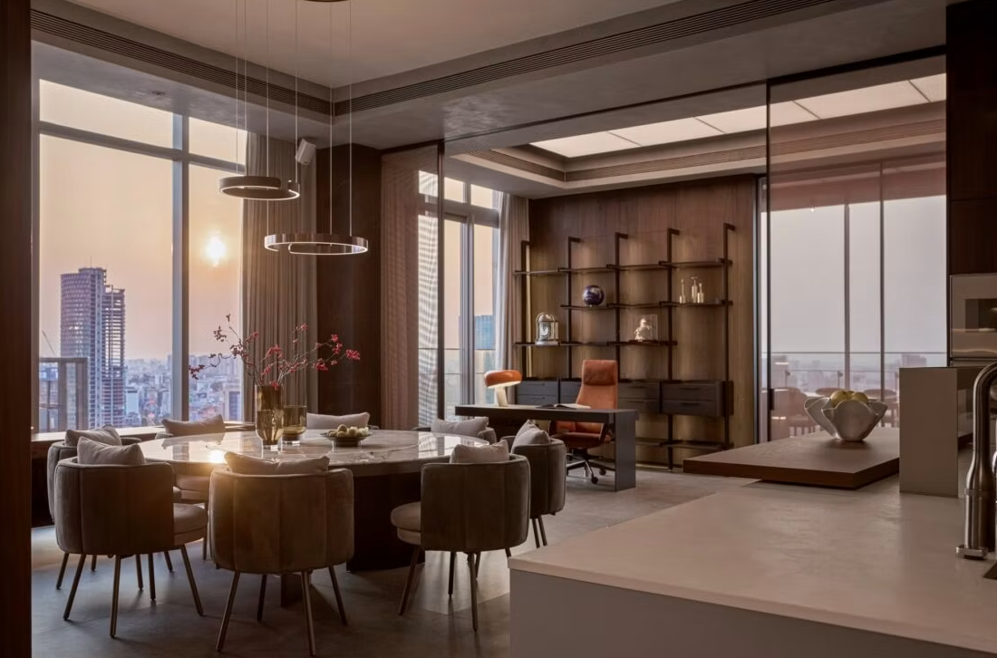 Penthouse hướng sông Sài Gòn: Phong cách nghỉ dưỡng và sự chuyển tiếp không gian vô hình- Ảnh 1.