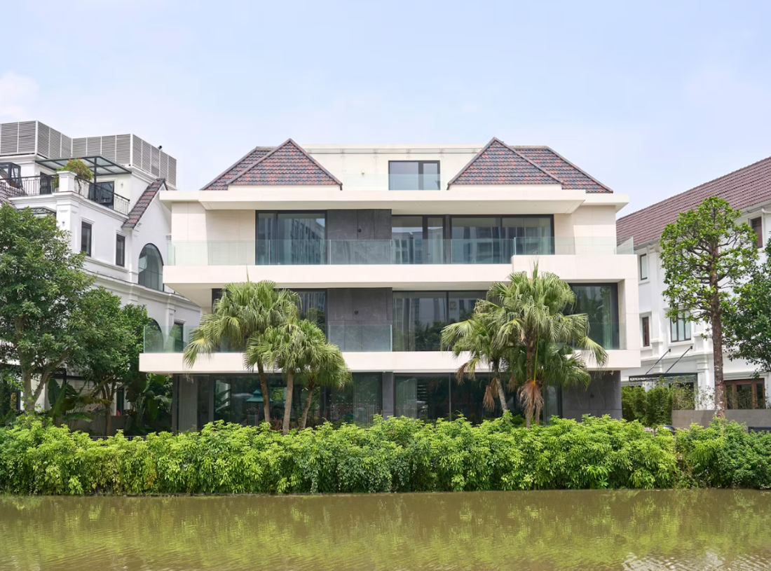Biệt thự ven s&ocirc;ng tại H&agrave; Nội: Kh&ocirc;ng gian sống nghỉ dưỡng cạnh hồ bơi v&ocirc; cực- Ảnh 1.