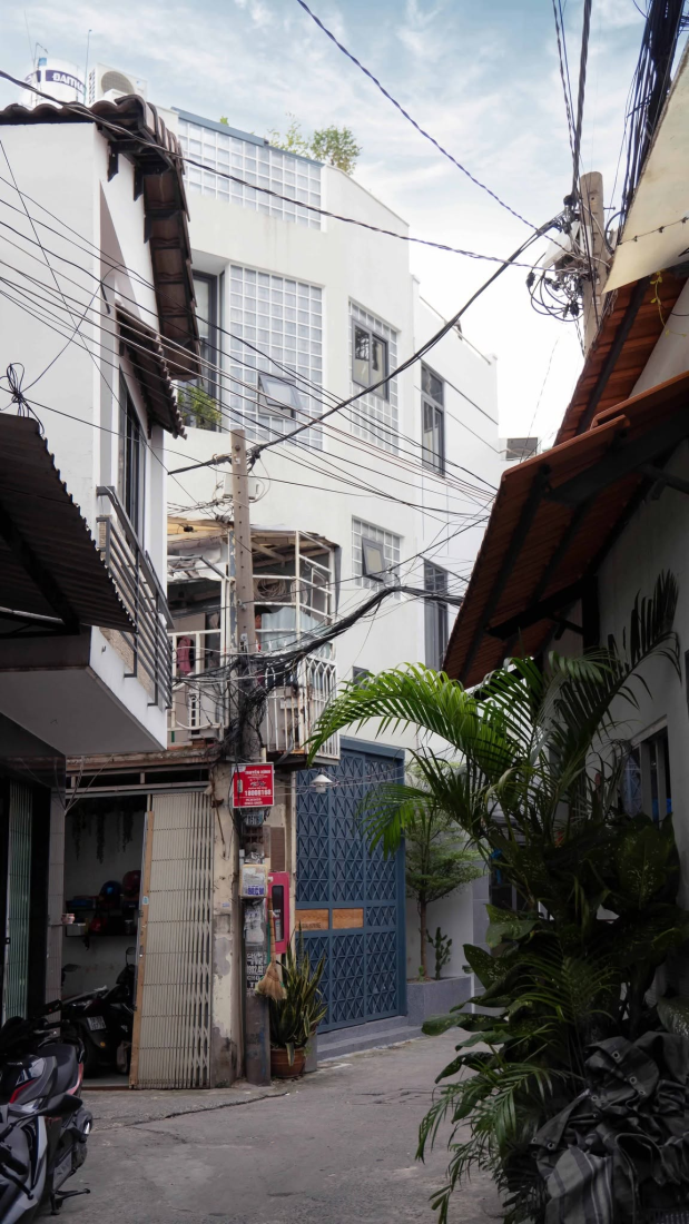 Nh&agrave; phố chỉ 20 m&sup2; TP.HCM: Cấu tr&uacute;c xoay khối vu&ocirc;ng v&agrave; dải đệm thang bọc quanh- Ảnh 1.